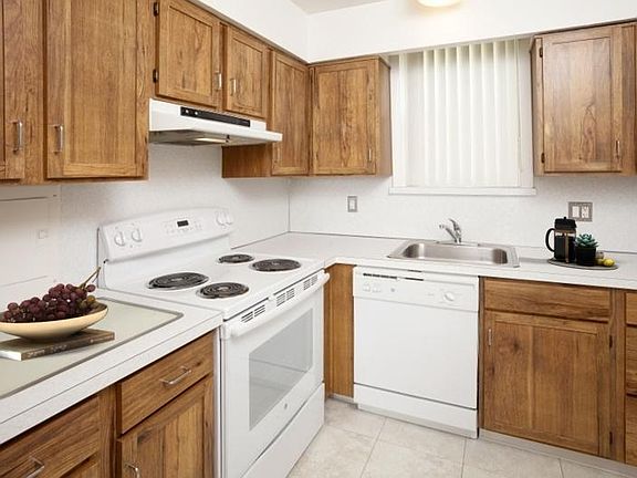 3rd image of 152 E Walnut St APT 202
