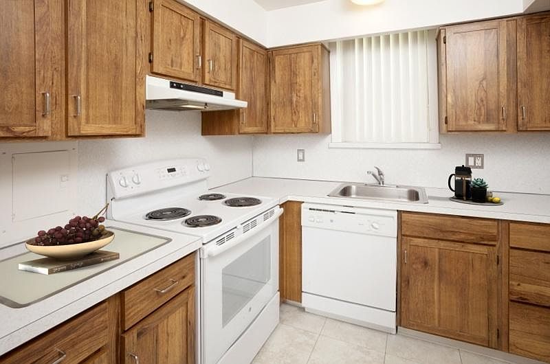 1st image of 152 E Walnut St APT 204