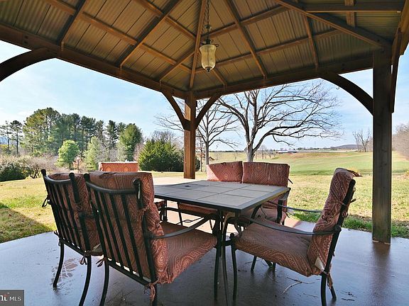 3rd image of 472 Honeysuckle Rd