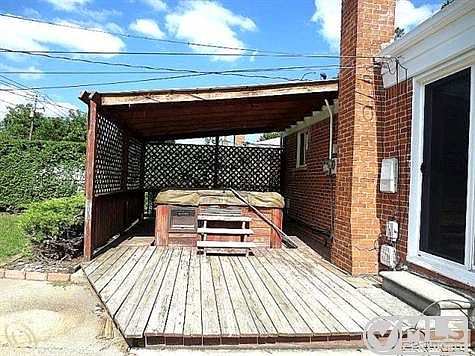 DECK WITH HOT TUB
