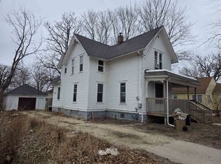 313 S Tama St, Manchester, IA 52057