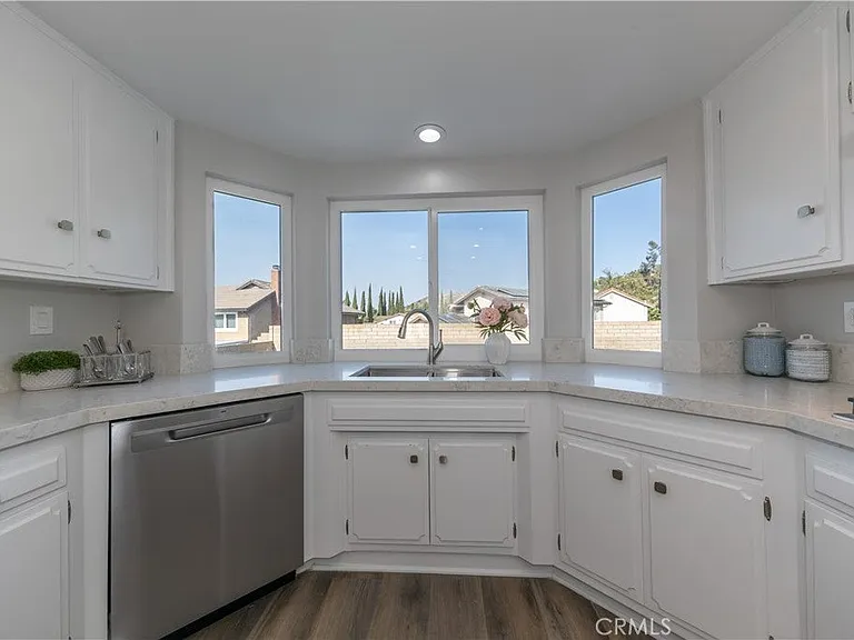 980 S Loyola Dr — Photo 2