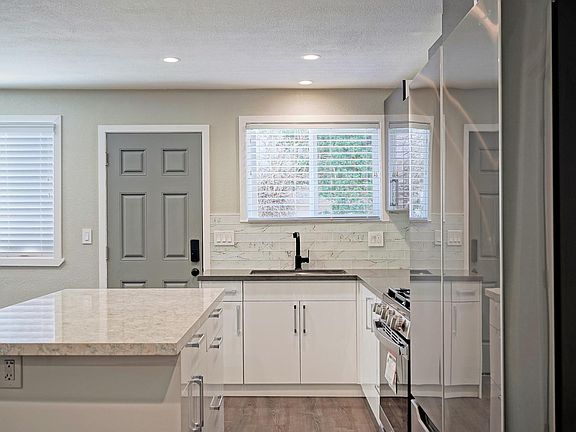 3rd image of 828 Archer St #828