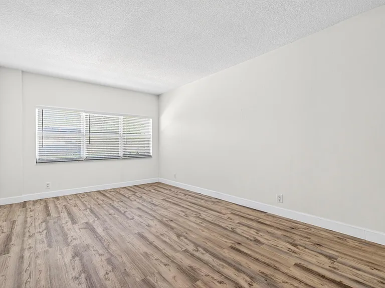 2555 NE 11th St #104 — Photo 19