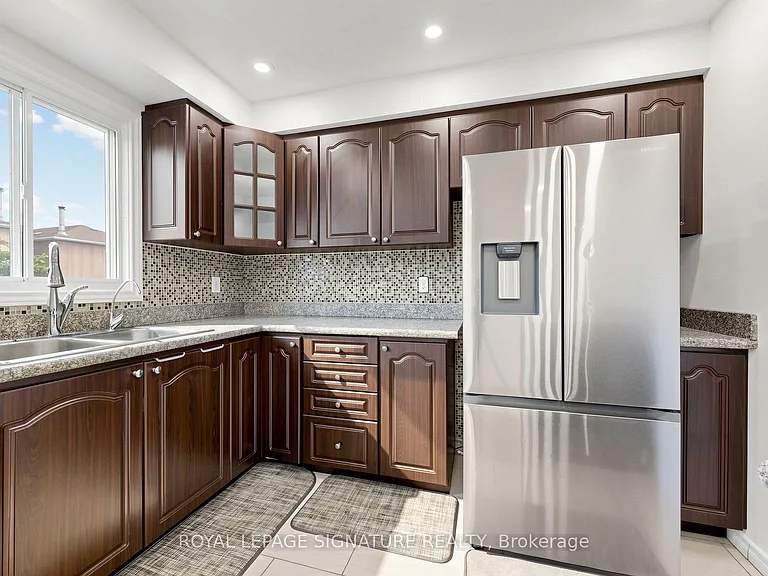 1634 Fairfield Cres #MAIN — Photo 10