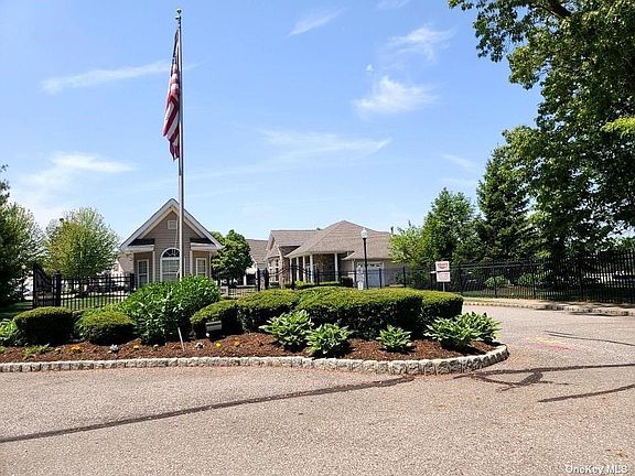 3rd image of 2 Meadow Pond Cir