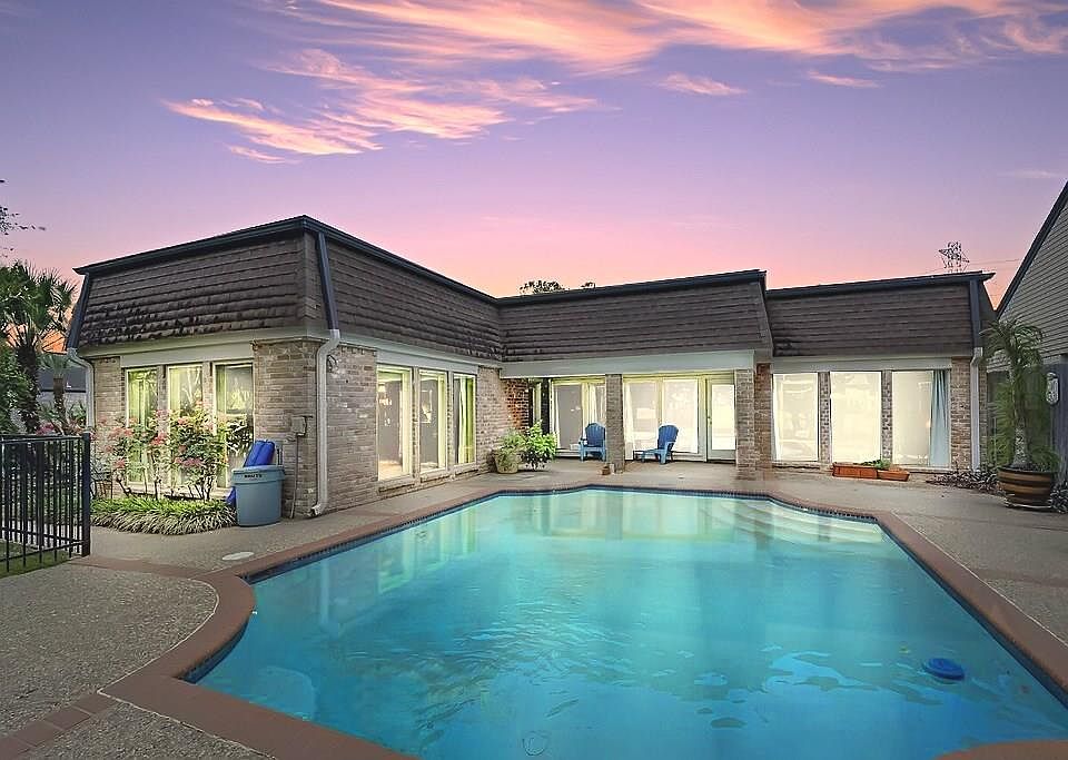 1st image of 27 Bendwood Dr