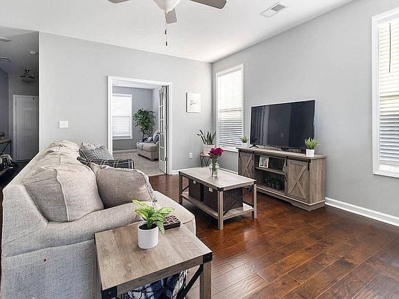 4th image of 813 Halford Pl