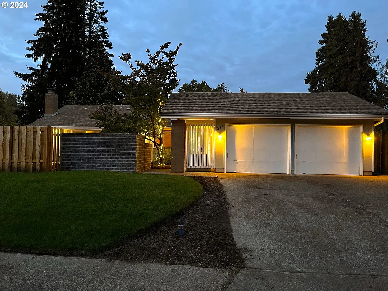 271 Kingsbury Ave photo 1