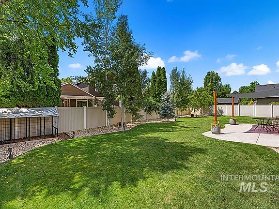 3rd image of 2127 W Wapoot Dr