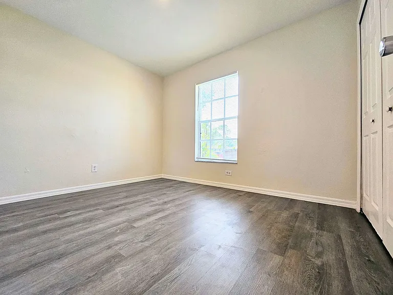 4916 Leonard Blvd S — Photo 12