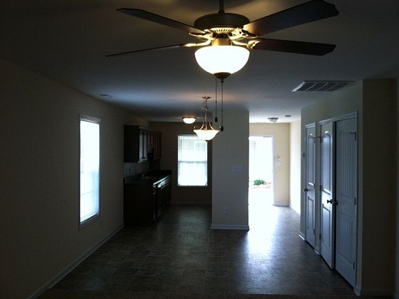 4th image of 3703 Hillcrest Dr