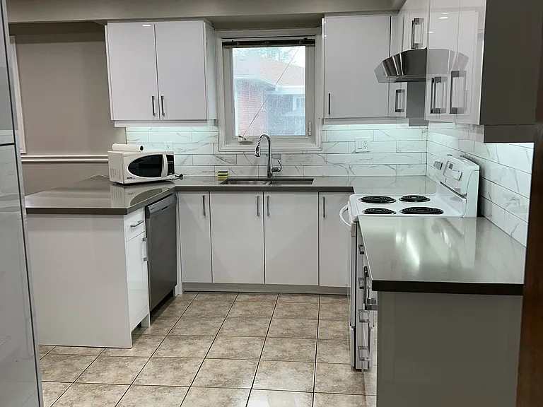 17 Ashburn Cres #UPPER — Photo 4