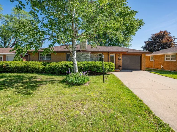 1677 Lilac Ln, Green Bay, WI 54302