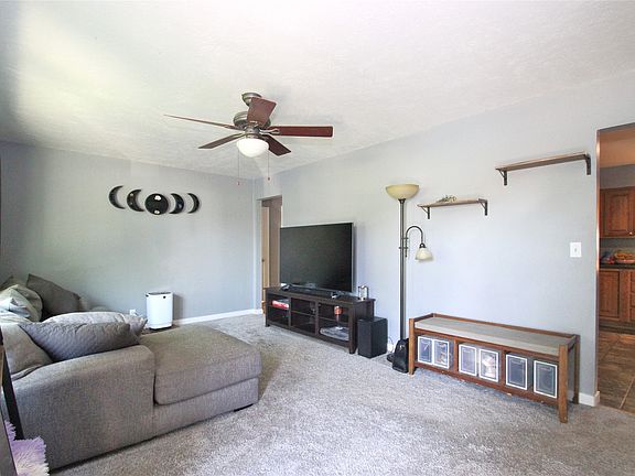 4th image of 425 E 1st St
