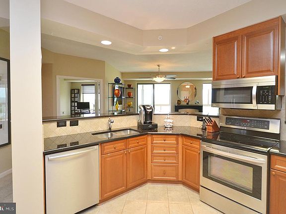 Gourmet Kitchen w/ Breakfast Bar