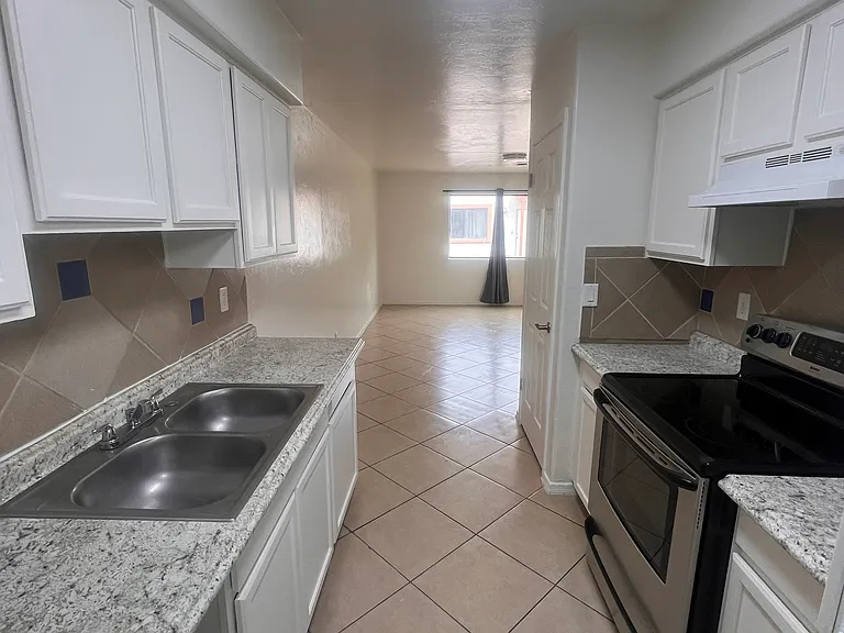 3925 E Blacklidge Dr #4 — Photo 1