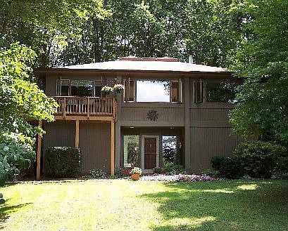 Exterior shot of 3208 Lakeview Pkwy