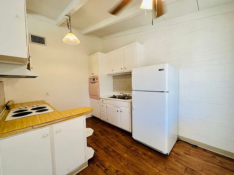 Swan Court Apartments - 1 and 2 Bedroom Homes! — Photo 11