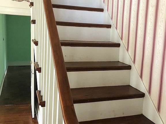 2nd image of 401 Darden St