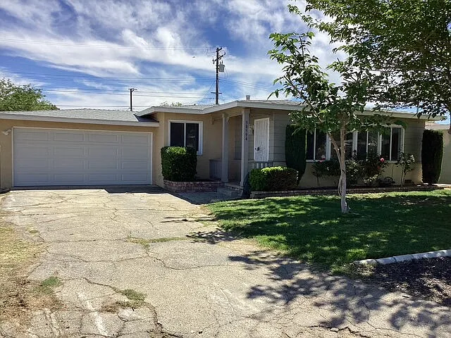 3 bed, 1.0 bath, 988 sqft, $2,300 — Photo 1