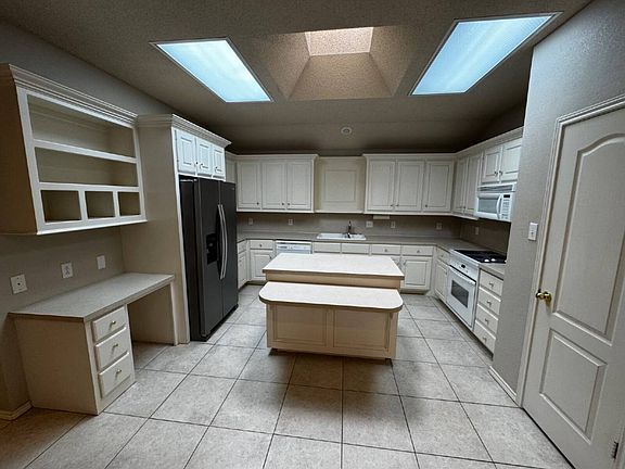 4th image of 10320 Knoxville Ave