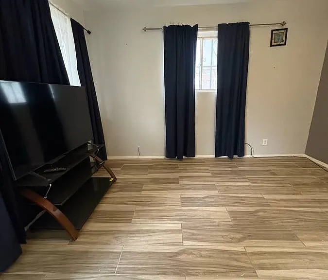 1006 W Yandell Dr — Photo 9