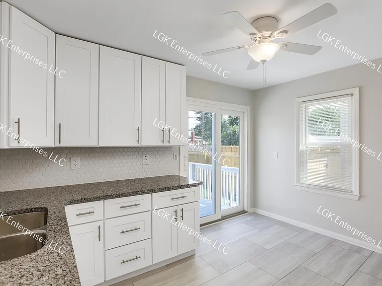 23808 Harding Ave — Photo 12