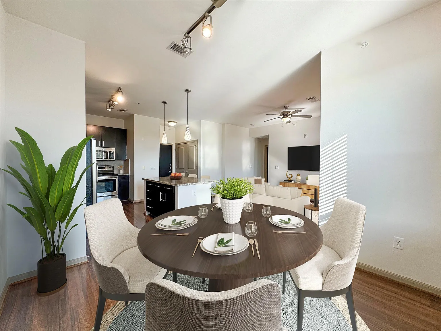 1 bed, 1.0 bath, 810 sqft, $1,521 — Photo 2
