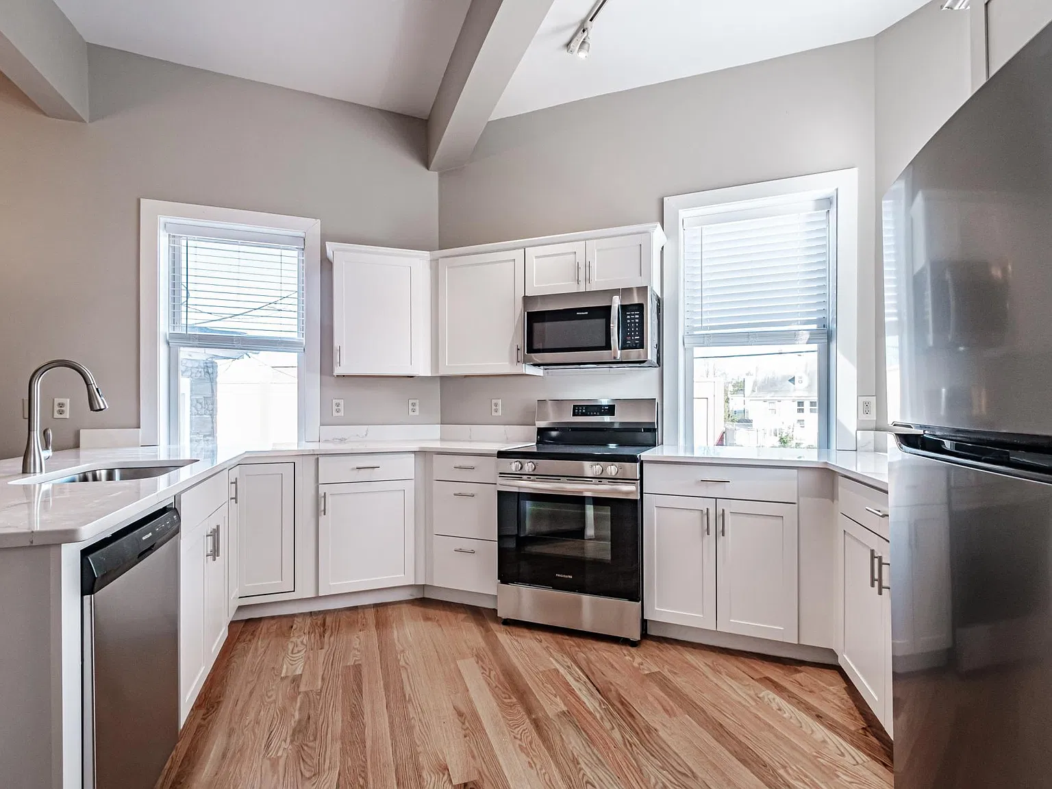 3 bed, 1300 sqft, $2,450 — Photo 2