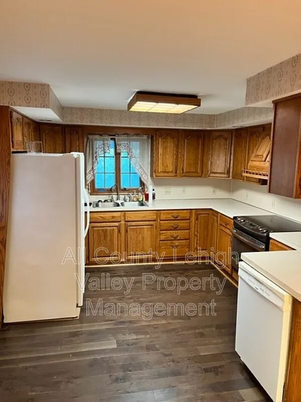 3 bed, 1.0 bath, 1404 sqft, $1,845 — Photo 3