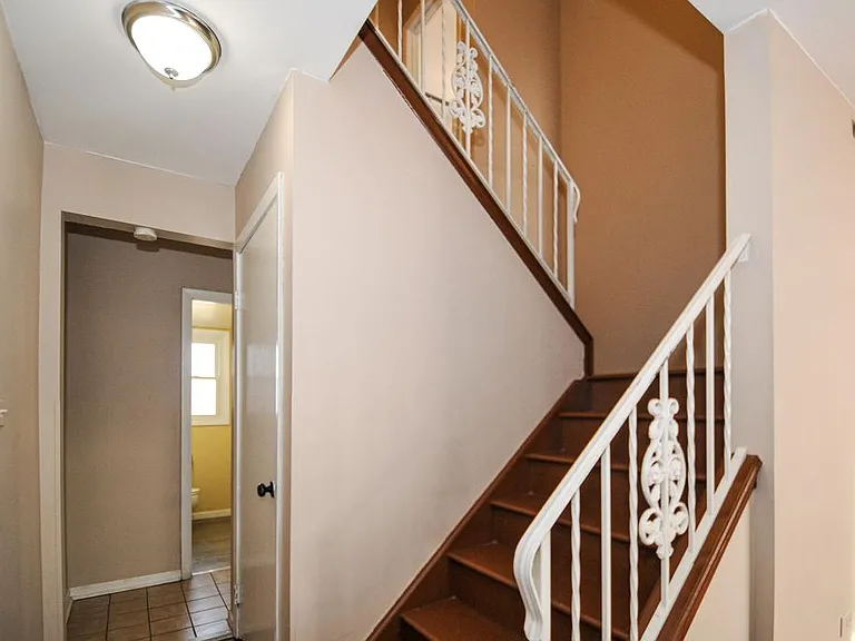 513 W Potter St — Photo 35