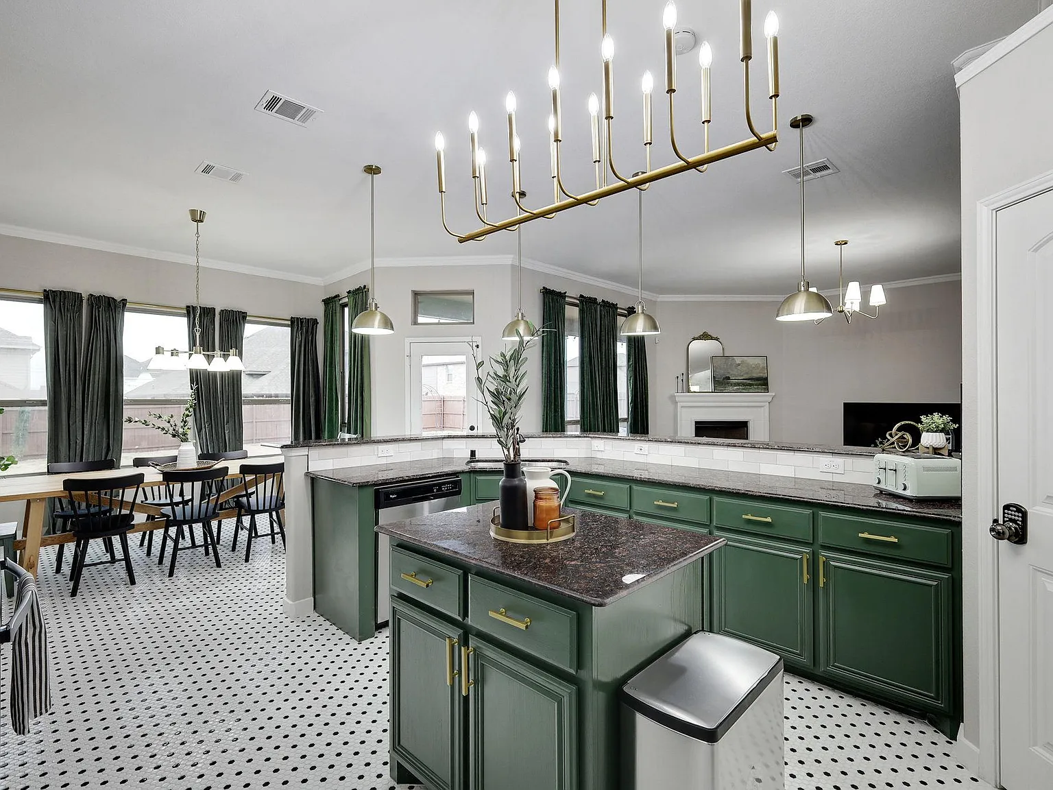 5 bed, 2516 sqft, $9,750 — Photo 4