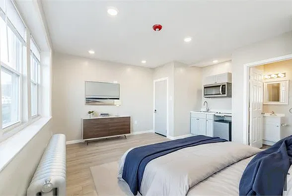 Studio, $900 — Photo 2