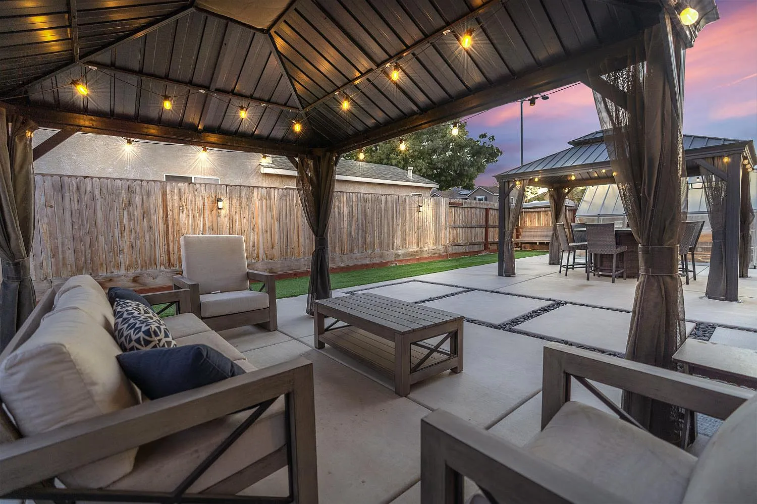 1437 Thomas St photo 1