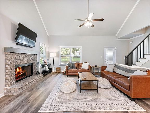 5th image of 406 Sunset Dr