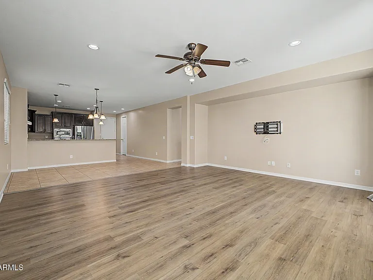 2531 E Eleana Ln — Photo 8