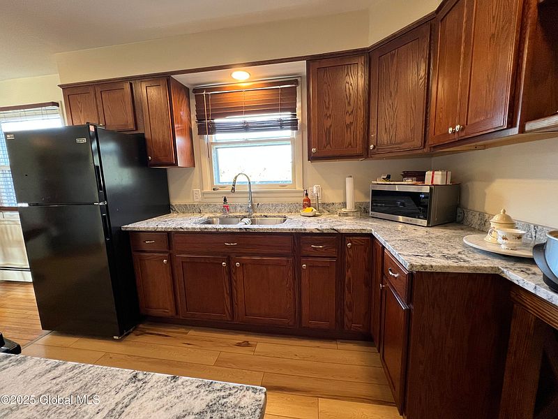 3rd image of 2439 Burgoyne Avenue