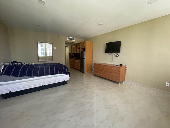 5th image of 19201 Collins Ave #626
