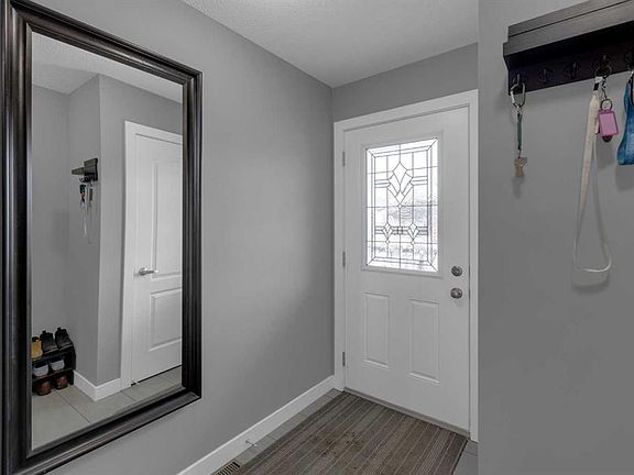 4th image of 420 N Strathcona Cir