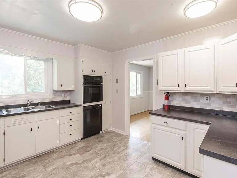 601 Broce Dr — Photo 29