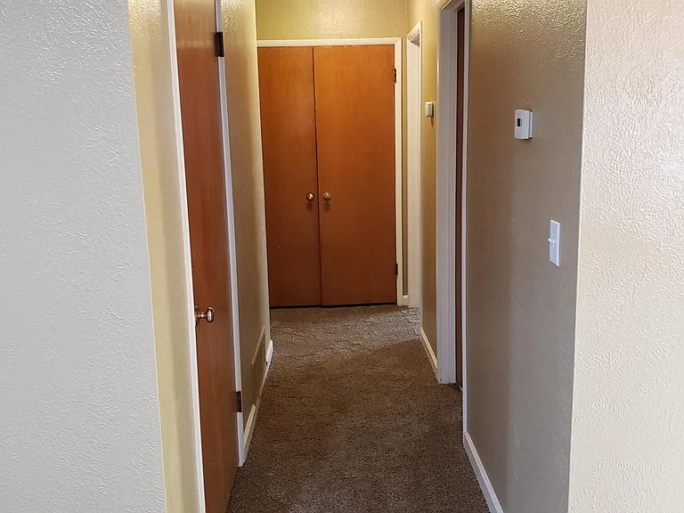 1421 Roberts Ave — Photo 8