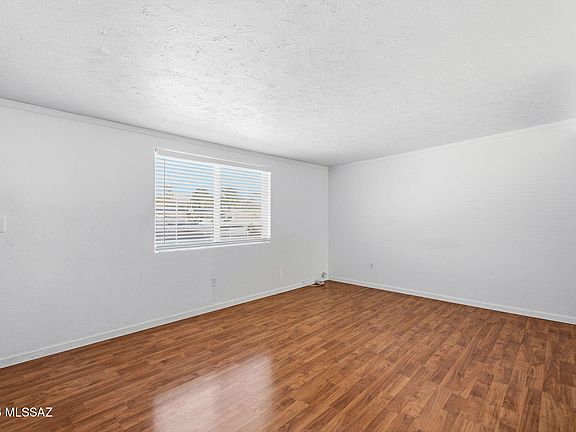 5th image of 1453 W Roger Rd