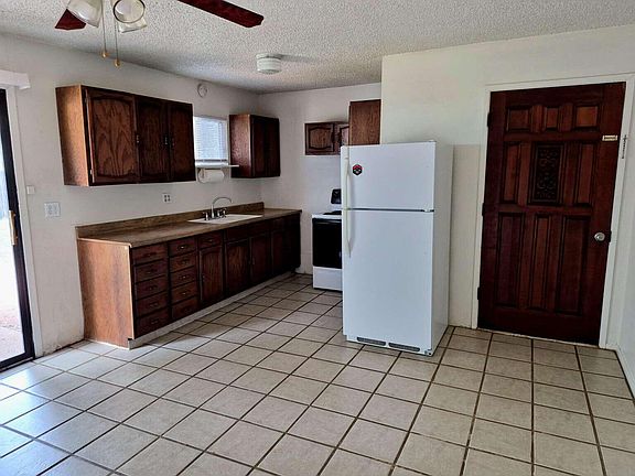 3rd image of 913 E Lone Pine Cir