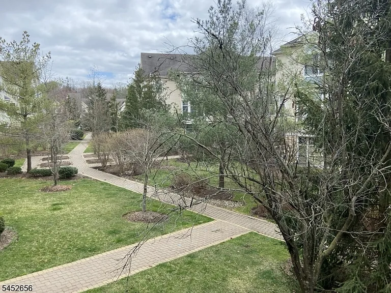 311 Kensington Ln — Photo 2
