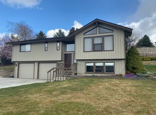 151 Swallow Ln, Selah, WA 98942