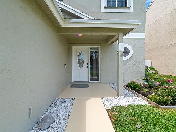 3rd image of 1062 Fairfax Cir W