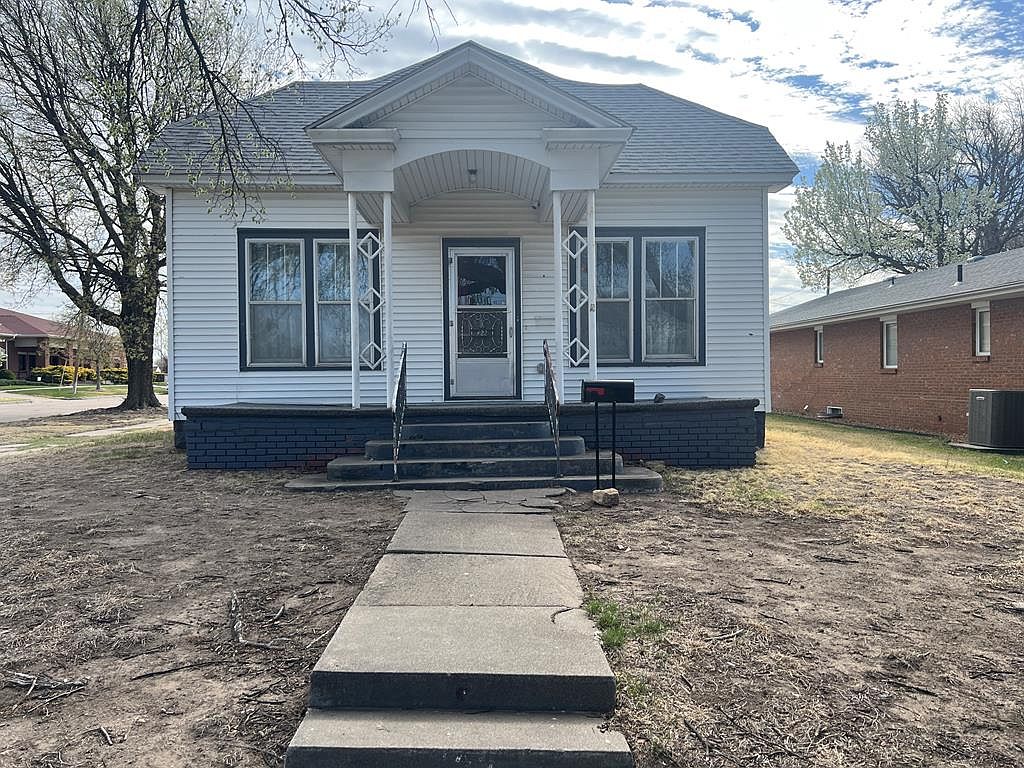422 N Main St, Hoisington, KS 67544 Zillow