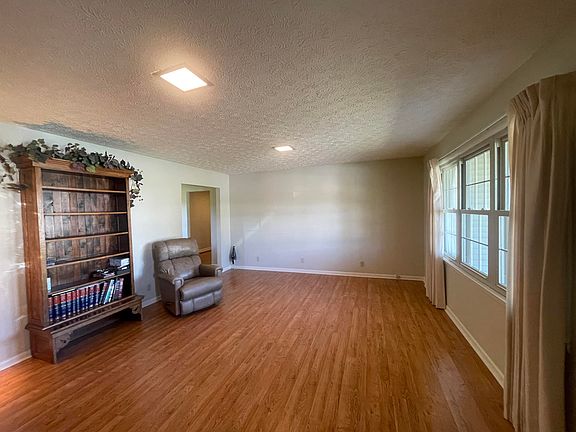 3rd image of 561 Old Whitley Rd