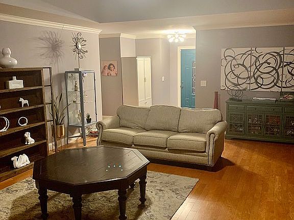 4th image of 90 Stonewell St